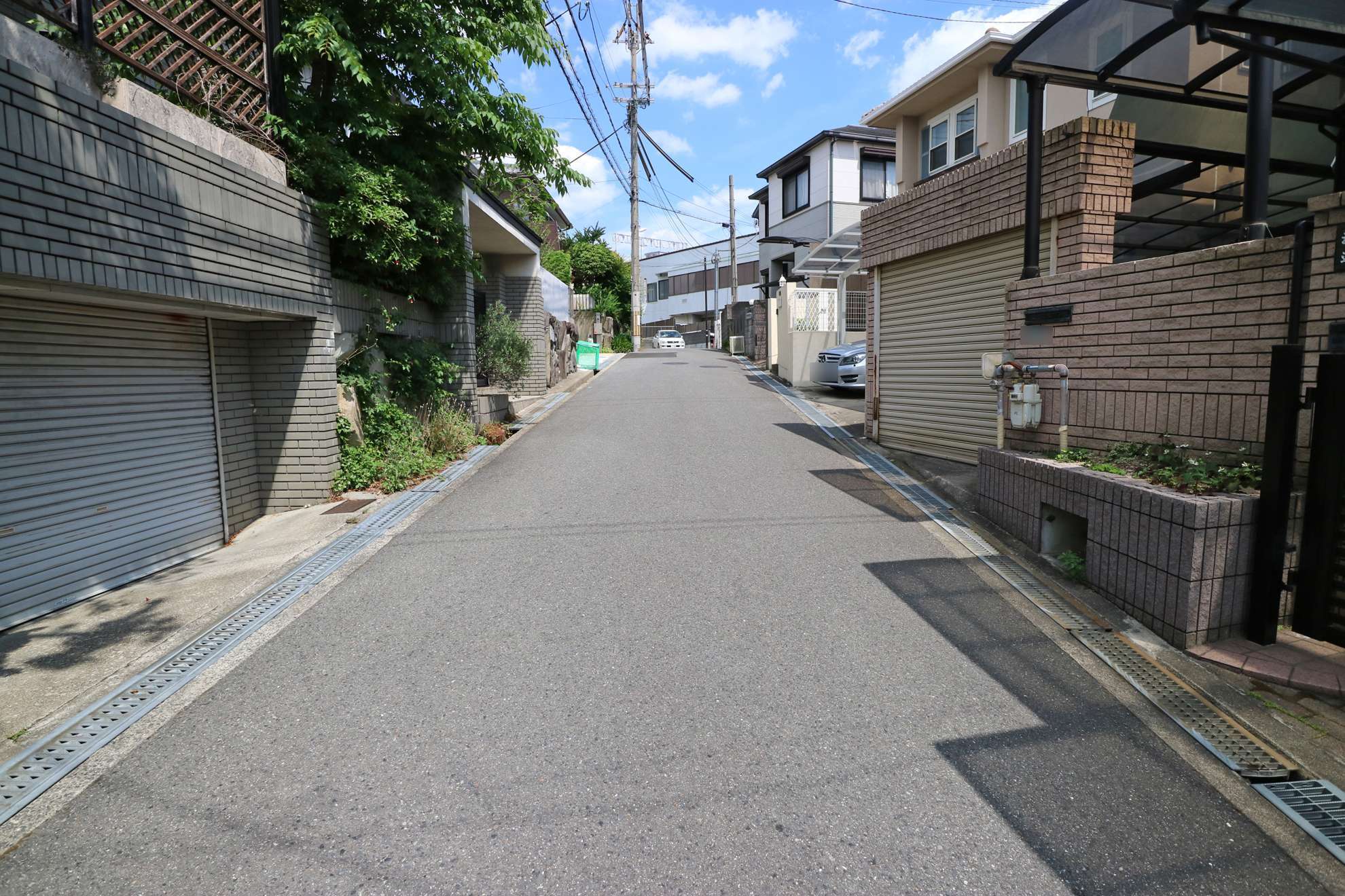 区画が整っており、広い敷地の邸宅が立ち並ぶ高級住宅街です。