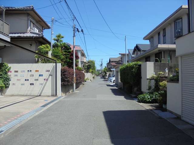 町の南部を北西方向から見た景色。一戸建てが整然と並んでいます。生垣や植栽が多く見られます。
