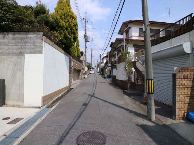 町の中央部を南西方向から見た景色。道幅が狭く緩やかな上り坂になっています。