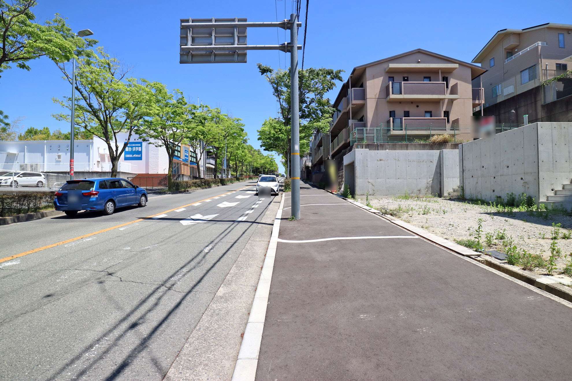 歩道に街路樹が整備されており、緑豊かな印象の町。