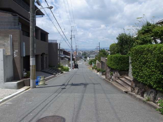 町の北部を東方向から見た景色。斜面地に一戸建てが並んでいます。