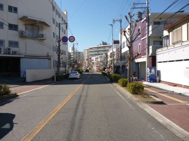 町の南端を通る主要道路。マンションや店舗などが並んでいます。