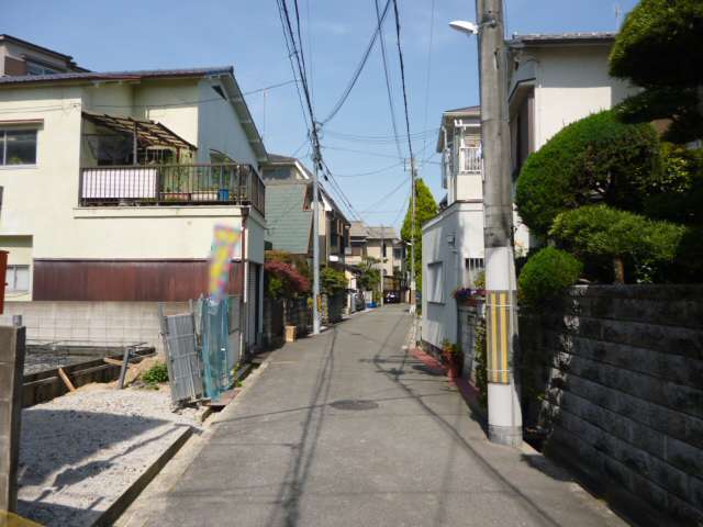町の中央部を南東方向から見た景色。道幅の狭い街路が一部あります。