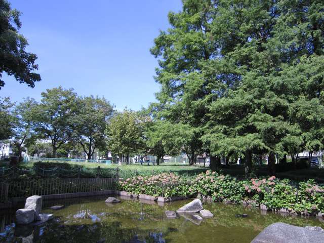 町の南東側には『皿池公園』があります。江戸時代に干ばつが起きたときに農民が皿池で雨ごいを行っていました。