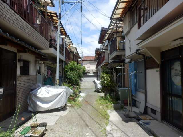 町の東部を南方向から見た景色。未舗装の狭い路地状に家屋が密集しています。