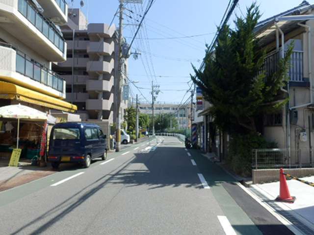 町の南部を北方向から見た景色。主要道路ということもあり、マンションが目立ちます。奥には『箕輪小学校』が見えます。