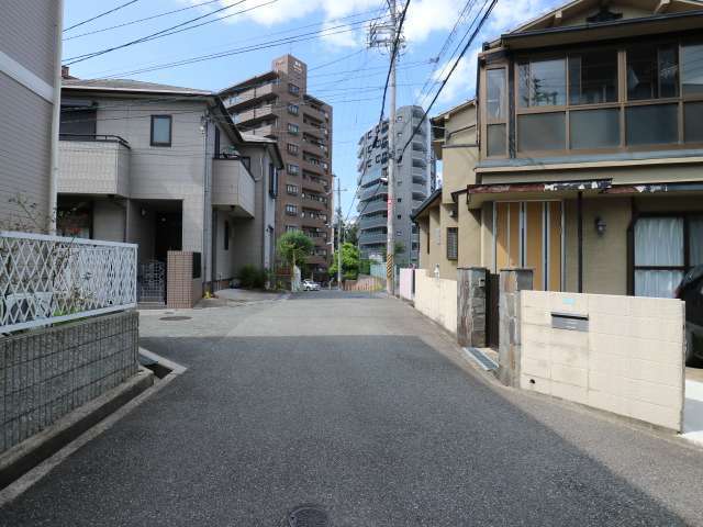 一戸建てやマンションが混在しています。