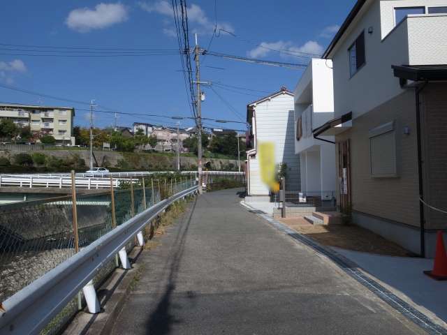 西側には千里川が流れています。