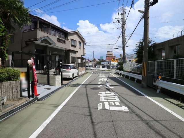 一戸建てやマンションが混在しています。