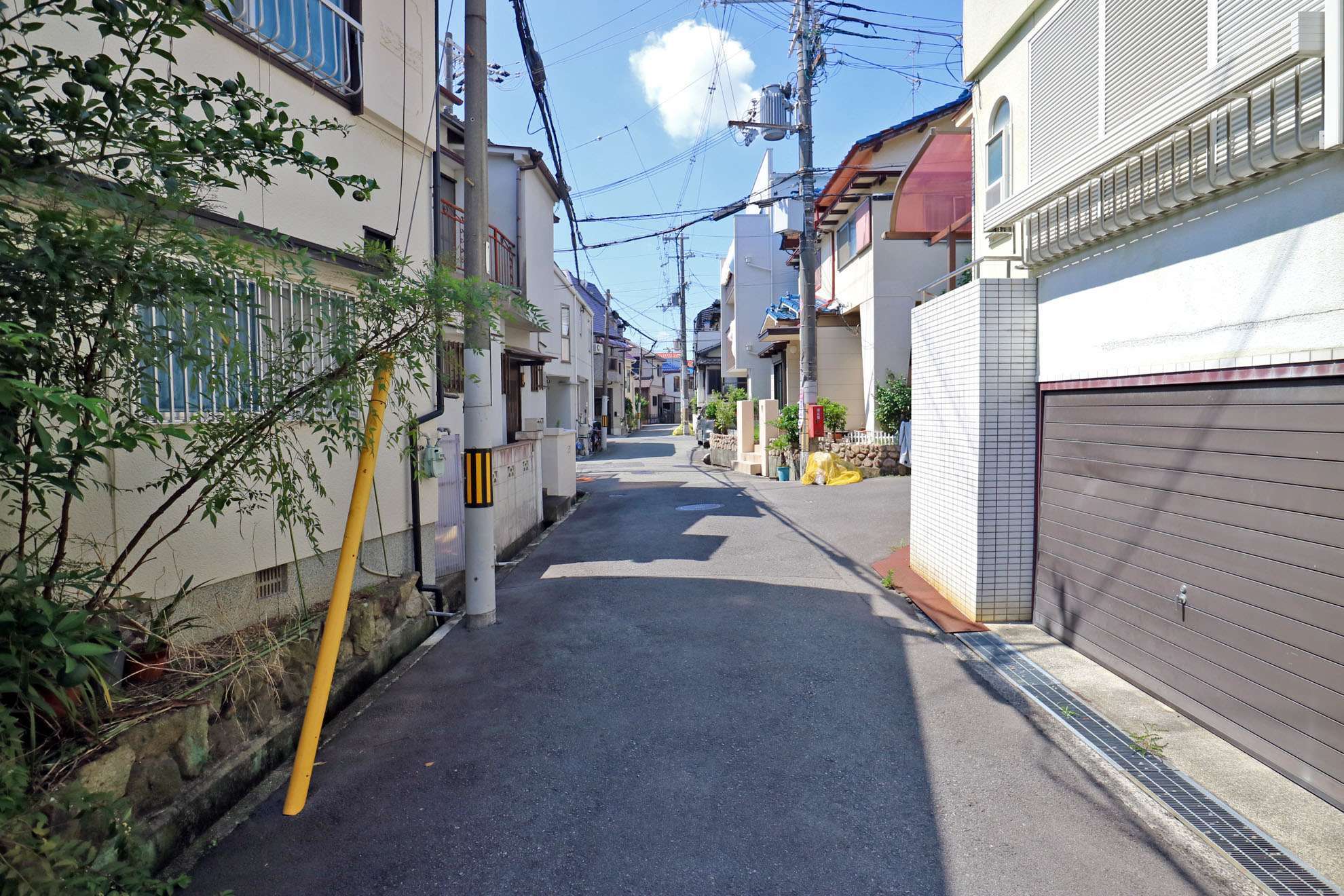 道幅は狭く入り組んだ街並みですが、車通りの少ない落ち着いた雰囲気です。