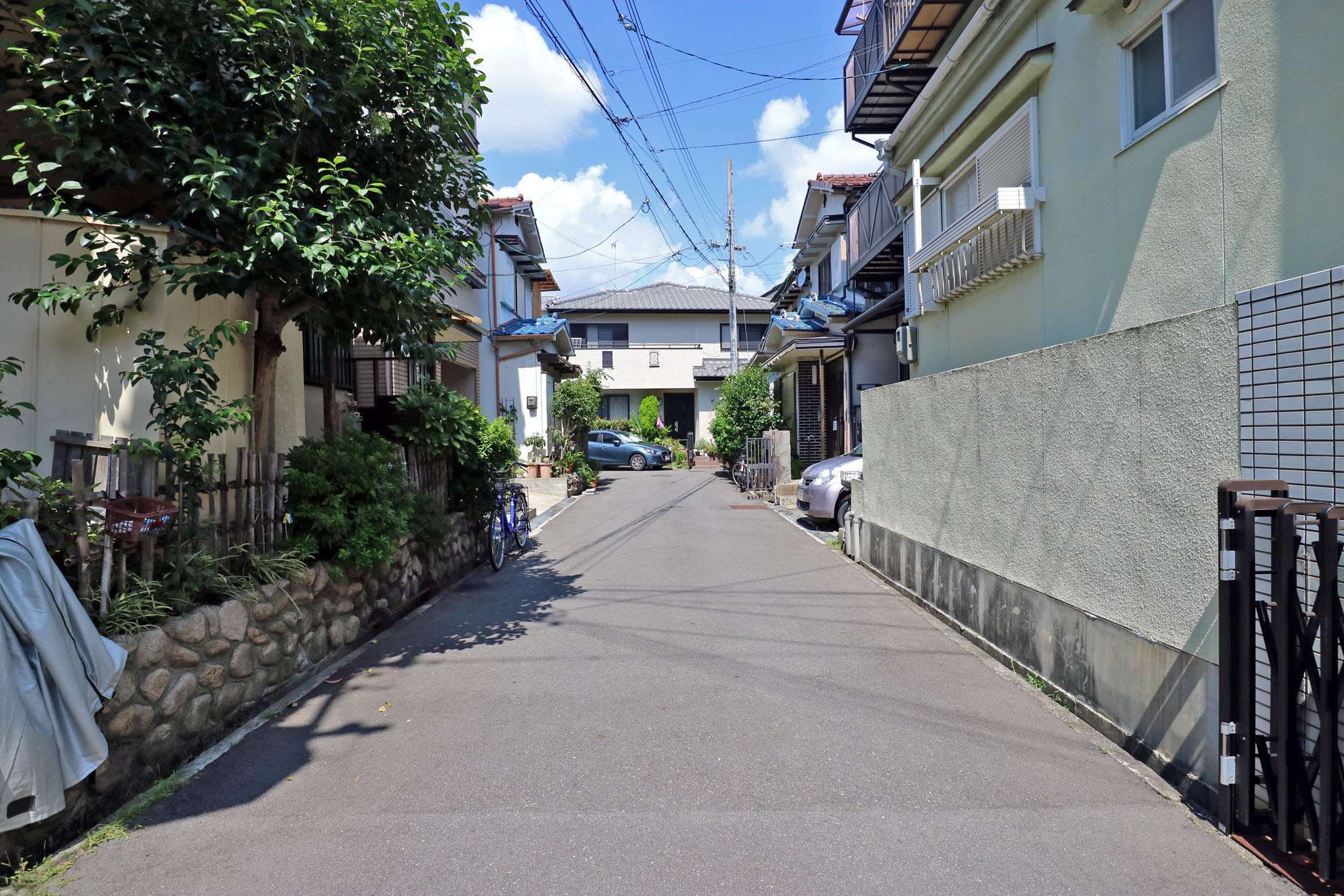 一戸建てが多く立ち並んでいます。