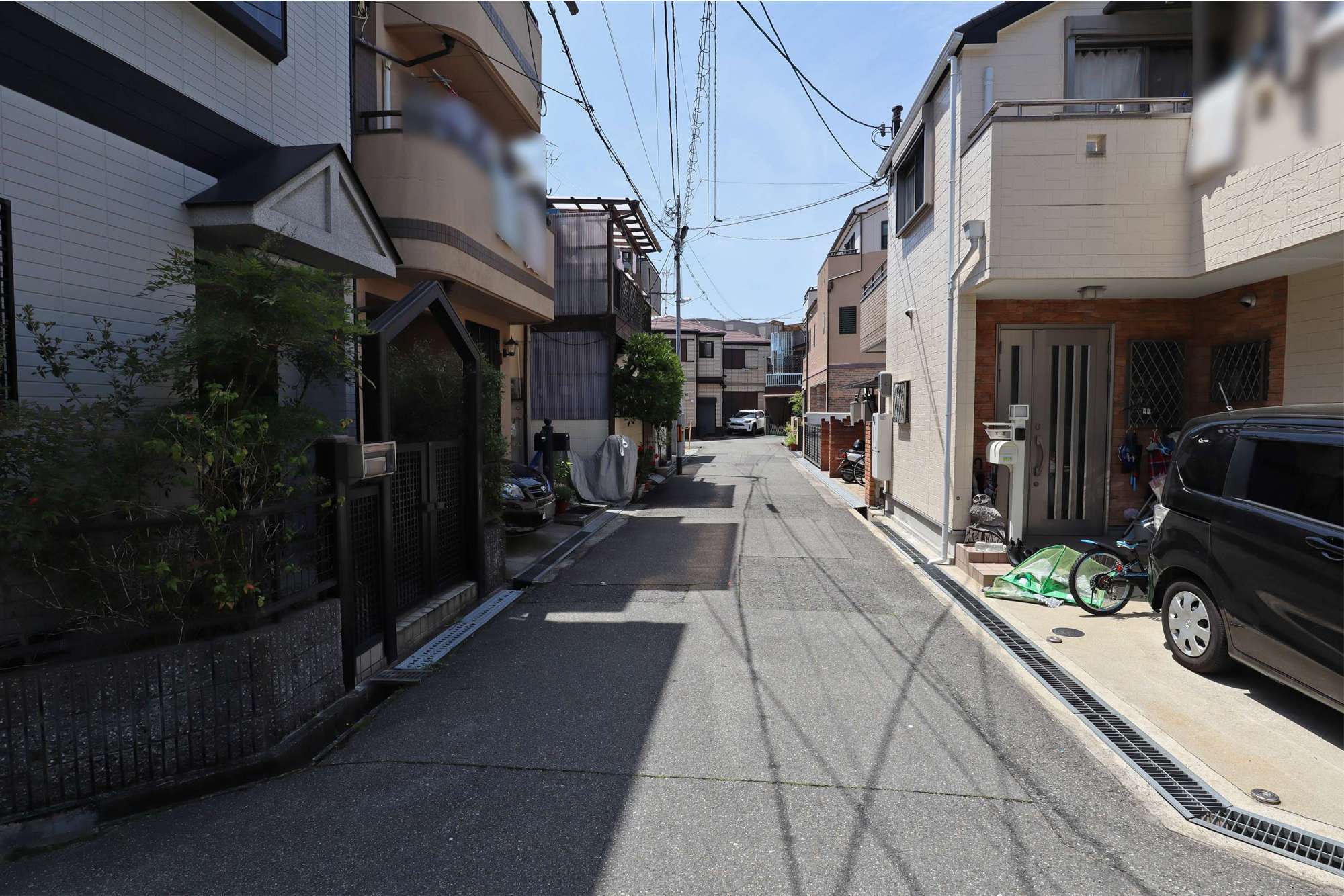 道幅が狭い街路が多く、車の運転には注意が必要です。