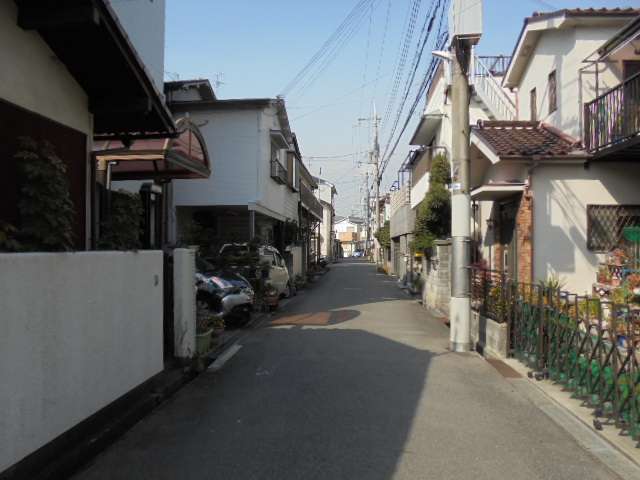 町の中心部を南東方向から見た景色。生垣や植栽のある家が多く見られます。