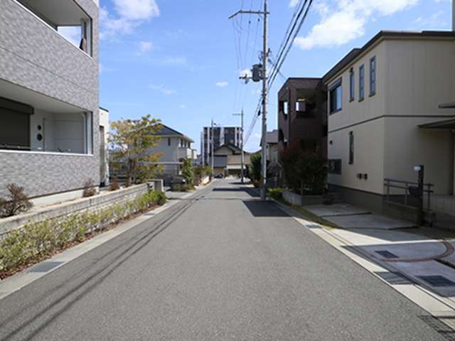 一戸建てやハイツなどが混在しています。