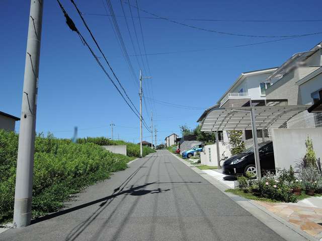 東から西へに向けて上り坂が続きます。