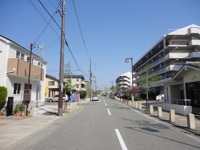 準工業地域に指定され、一戸建てやマンションなどが混在しています。