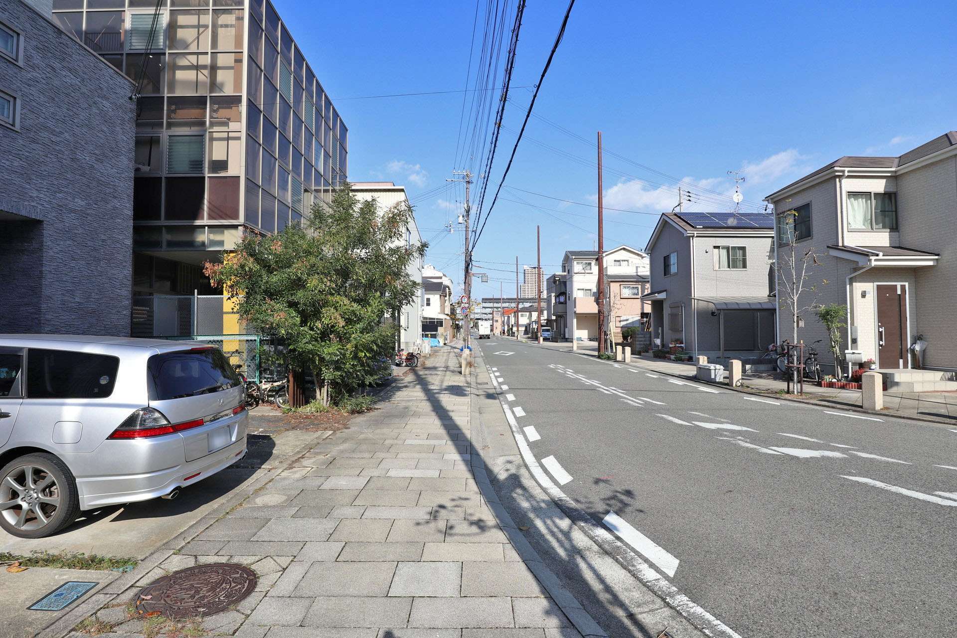 地勢は平坦、道幅は広く、街路樹やカラー舗道などが整備されています。