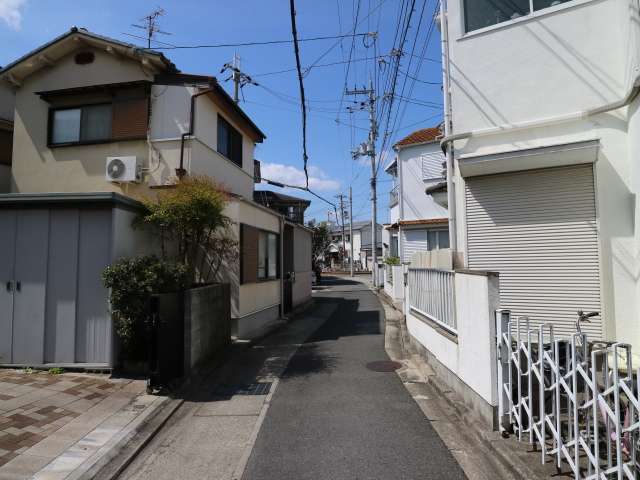 町の北部を南方向から見た景色。狭い街路沿いに一戸建てが並んでいます。
