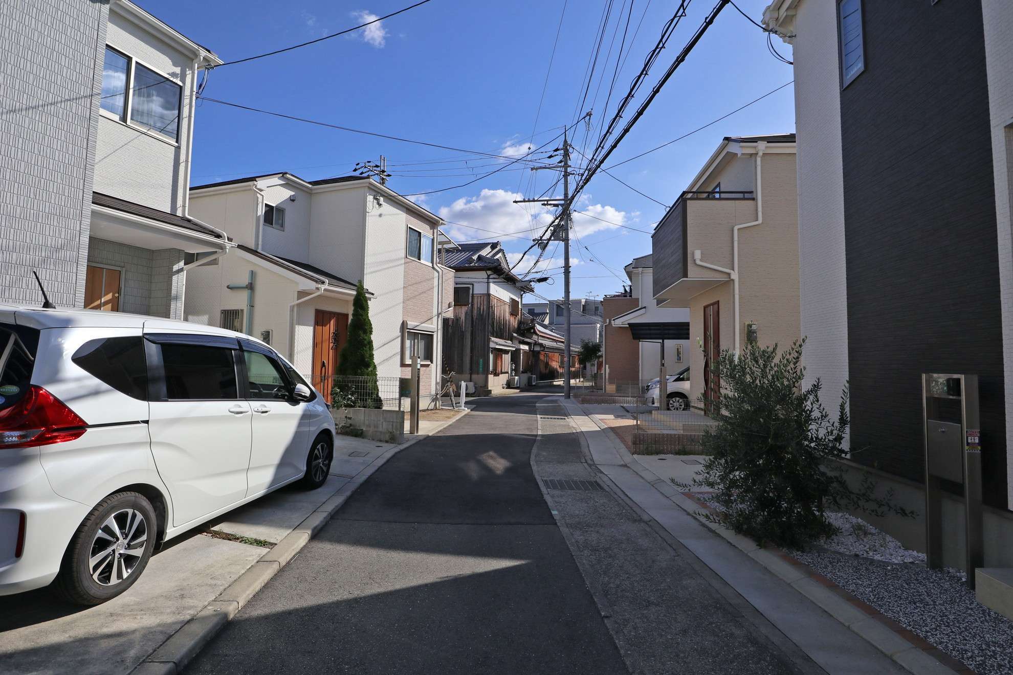 比較的新しい一戸建てが立ち並ぶエリアです。