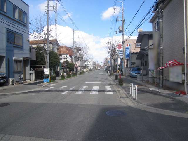町の北端を走る主要道路。一戸建てやビルなどが並んでいます。