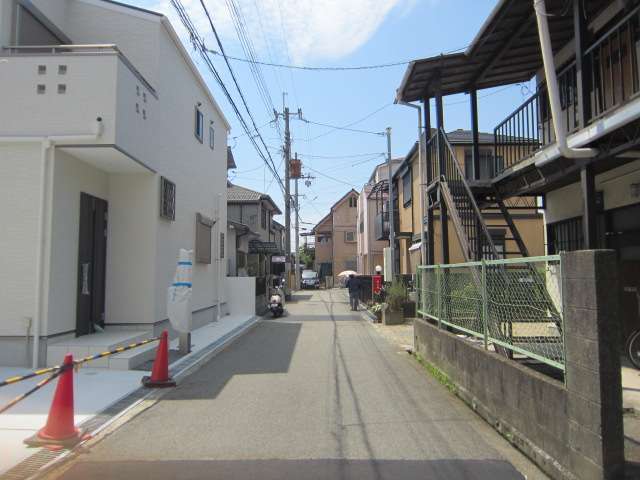 一戸建てやアパート、ハイツなどが混在しており、車の通りが少ない静かな住環境が魅力です。