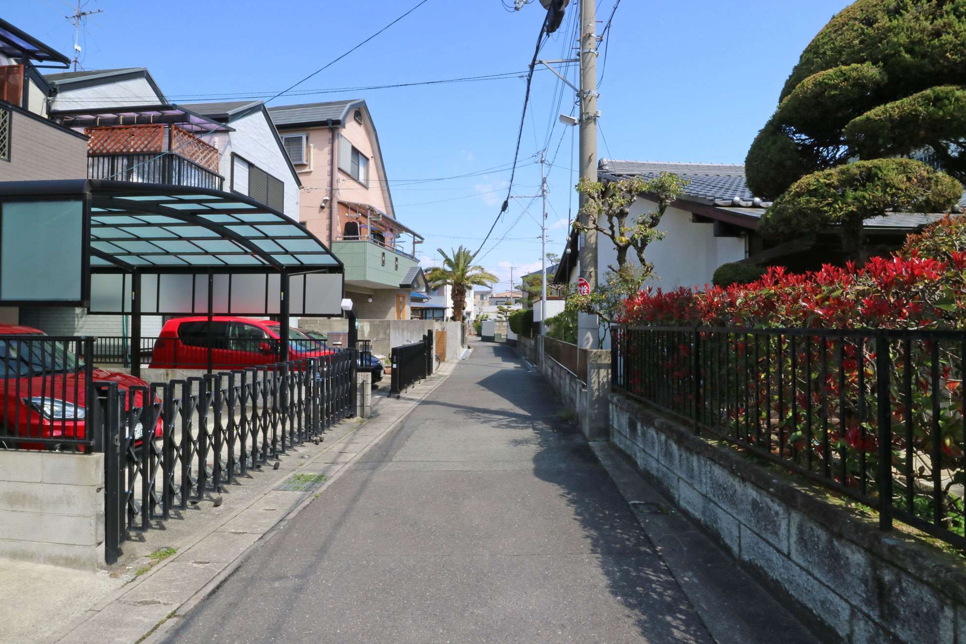 静かな住宅地で、第一種中高層住居専用地域に指定されています。