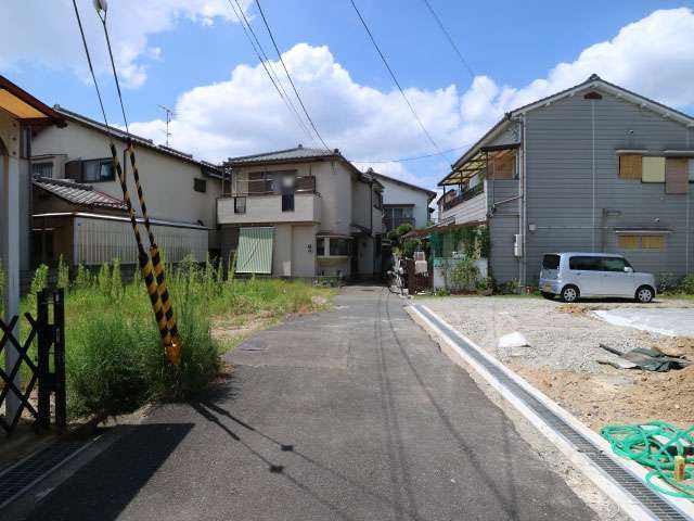 町の東部を東方向から見た景色。道幅が狭く行き止まりも多くあります。