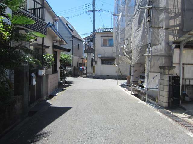 町の西部を東方向から見た景色。狭い街路沿いに一戸建てが並んでいます。