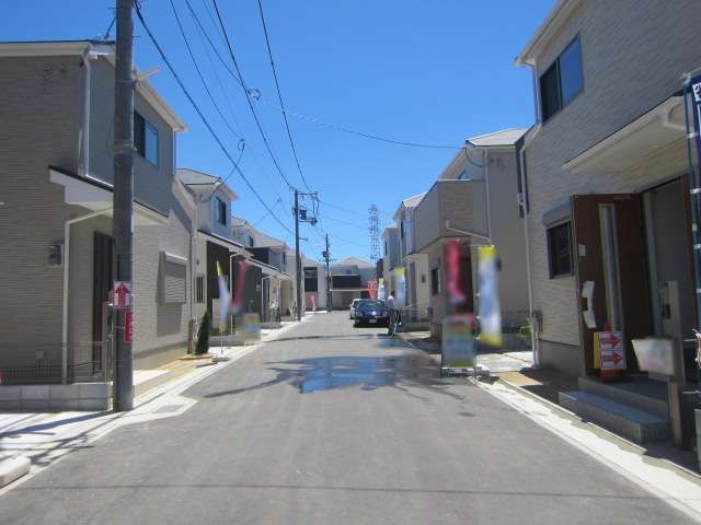 町の東部を北方向から見た景色。新しい一戸建てが並んでいます。