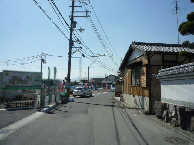 町の東部を東方向から景色。歴史を感じられる家屋が見えます。