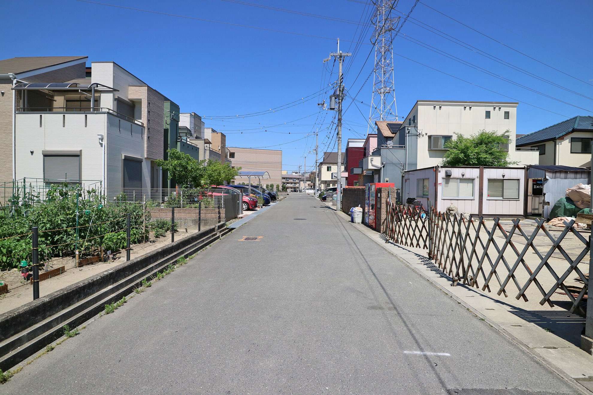 家屋が多く建つ中、田畑も残るのどかな雰囲気です。