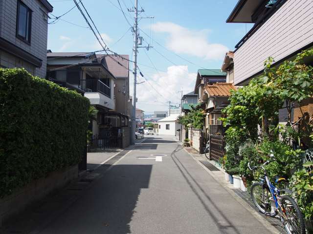 生垣のある家が多く、緑豊かで閑静な住環境が魅力です。