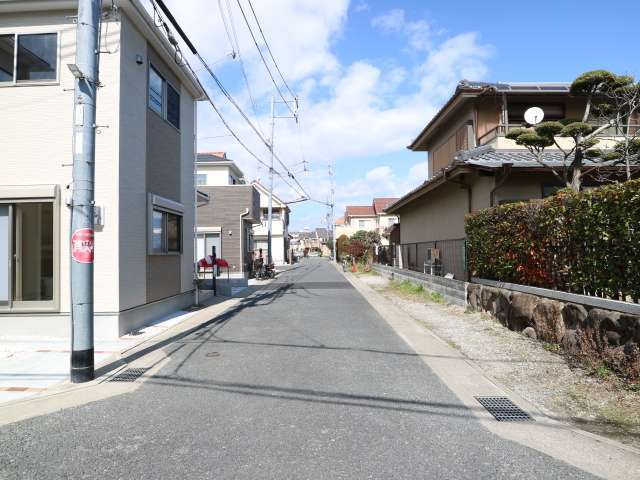 趣のある古風な戸建や新築の戸建が混在しています。