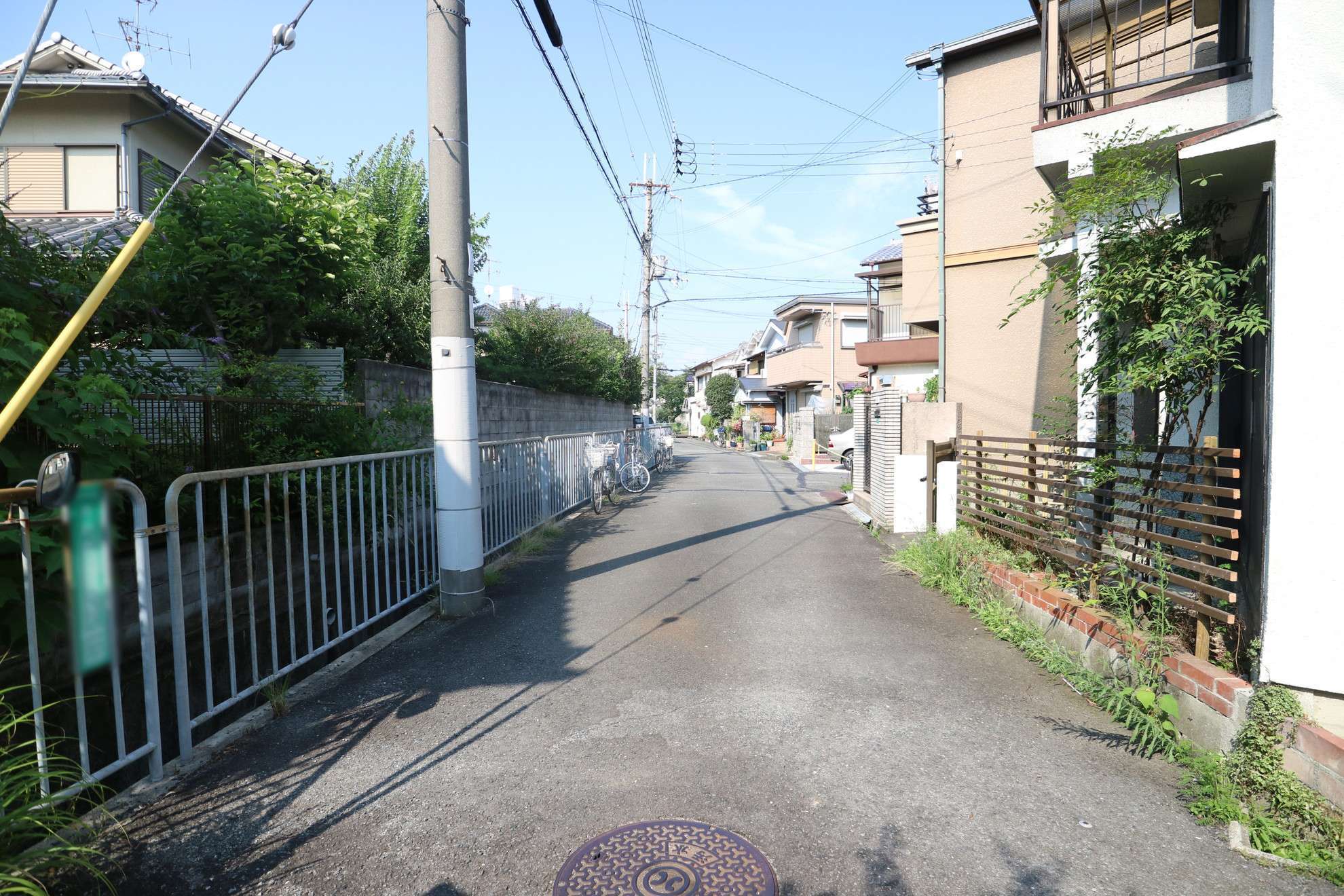 町の外縁を水路が流れ、生垣や植栽のある家が多いためのどかな雰囲気を感じられます。
