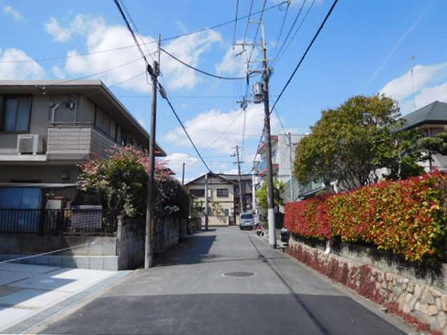 町の北部を東方向から見た景色。一戸建てが中心に並んでいます。