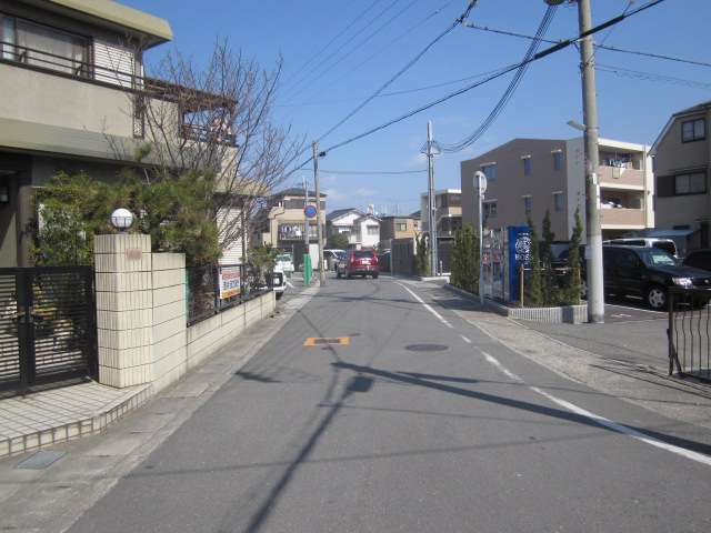 一戸建てや低層のマンションなどが混在する、やや入り組んだ印象の街並みです。