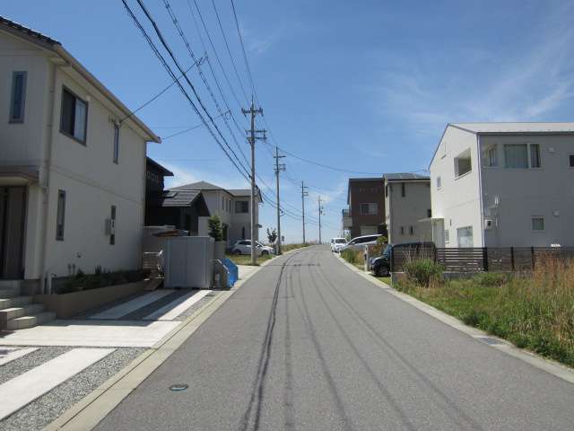 町の中央部を東方向から見た景色。第1種低層住居専用地域に指定されているため、一戸建てが中心に並んでいます。