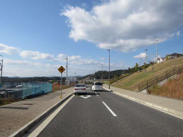 町の中央部を南東方向から見た景色。住宅地の中でも高低差が大きいため、階段状に住宅地が広がっています。
