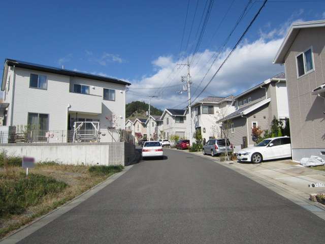 町の中央部を南西方向から見た景色。新しい一戸建てが並んでいます。