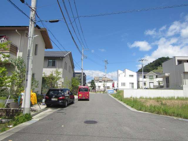 町の中央部を南方向から見た景色。道路は幅が広いです。