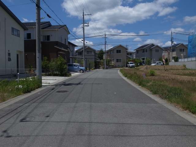 町の中央部を東方向から見た景色。住宅開発がまだ行われていない区画も多いです(2017年9月現在)。