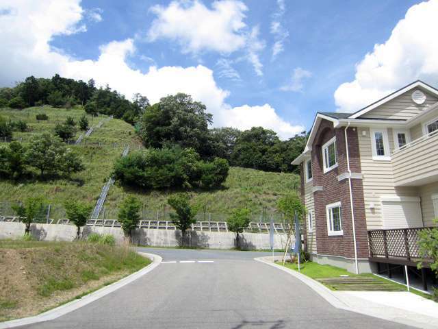 町の東部を南西方向から見た景色。すぐ東側に急斜面が迫っています。