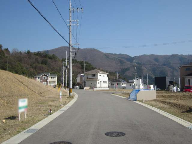 町の東部を北方向から見た景色。奥には北摂の山々が見渡せます。