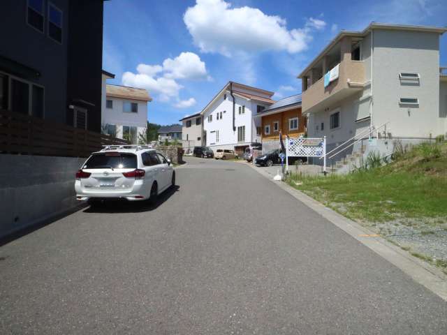 町の東部を南西方向から見た景色。道幅の広い街路沿いに一戸建てが並んでいます。