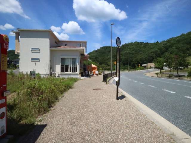 主要街路沿いには歩道やバス停が整備されています。