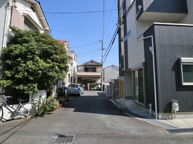 一戸建てが多く並び、落ち着いた雰囲気の街並みです。