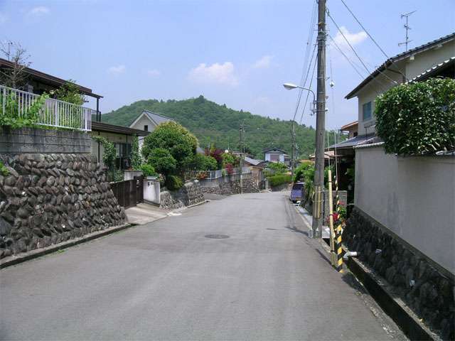 『猪名川台』周辺。道幅が広く、区画が整っています。たいへん緑豊かな住環境です。