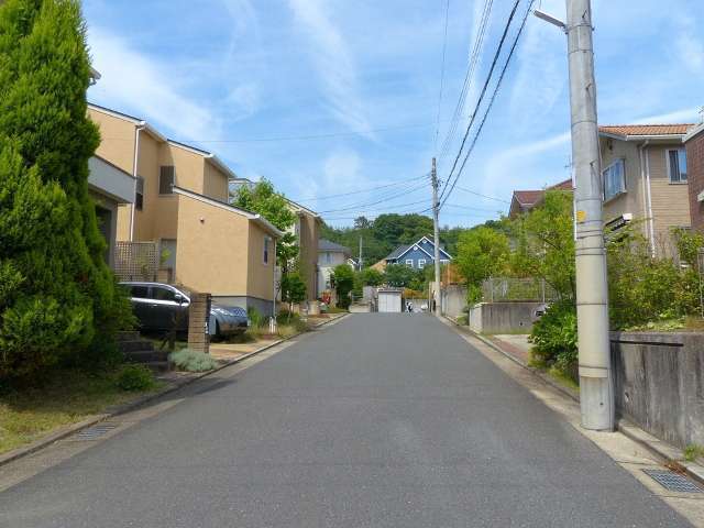 町の南西部を東方向から見た景色。住宅地の中でも坂道になっているところがあります。