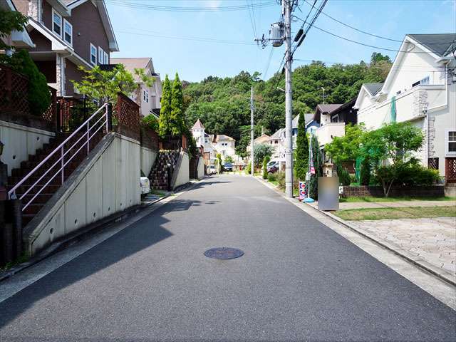 町の北部を東方向から見た景色。奥には山林が広がっています。