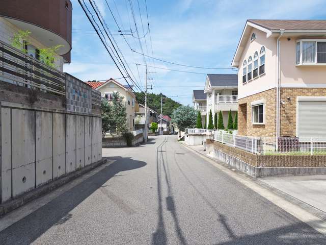 町の中央部を南方向から見た景色。西欧風の建物が多く、他の住宅地にはない雰囲気を感じられます。